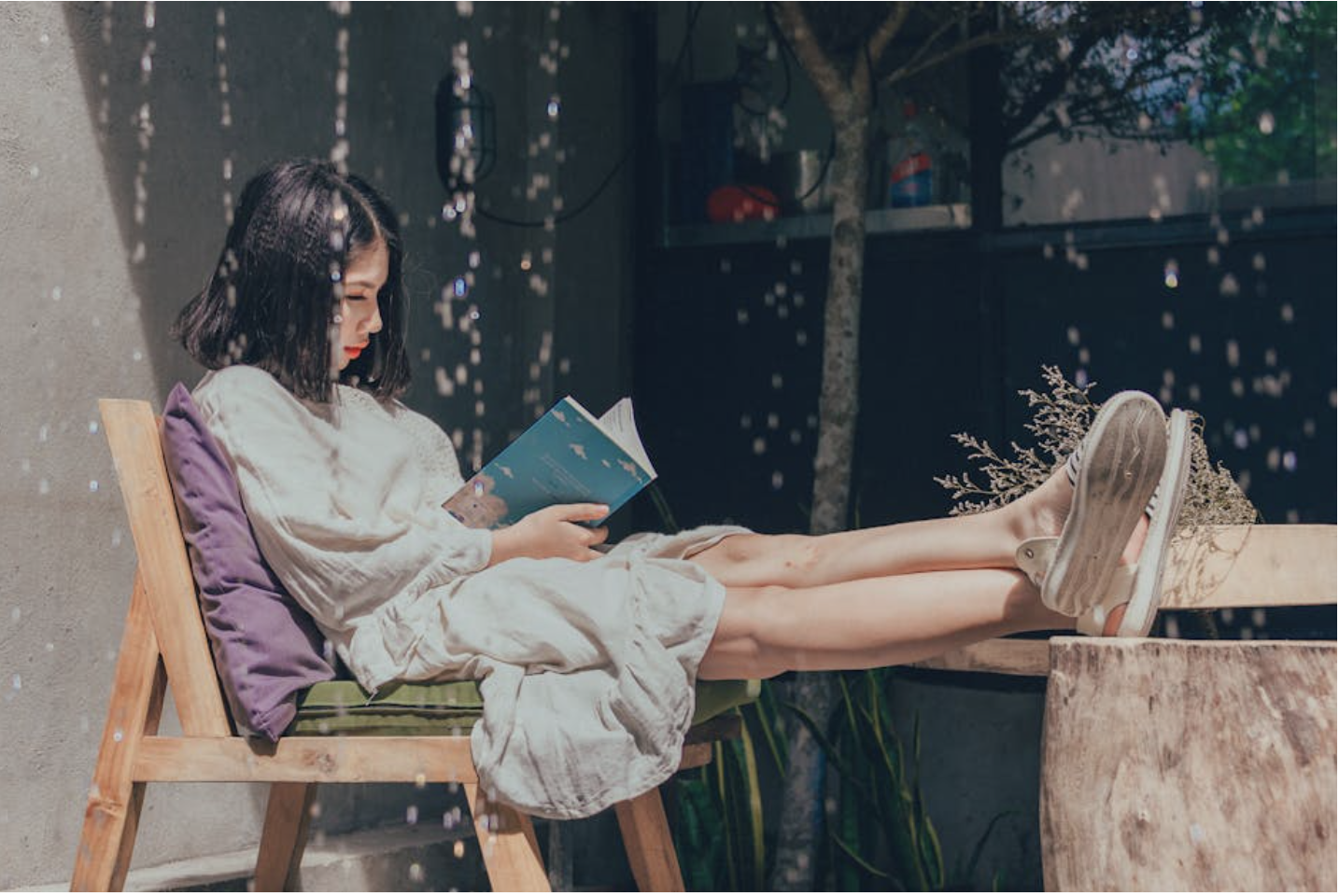 Best Book Subscription Boxes For Adults 2025: From Mystery & Fantasy To Romance